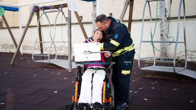 David y su hija Alba en el patio del Colegio de Educación Especial Hospital San Rafael.