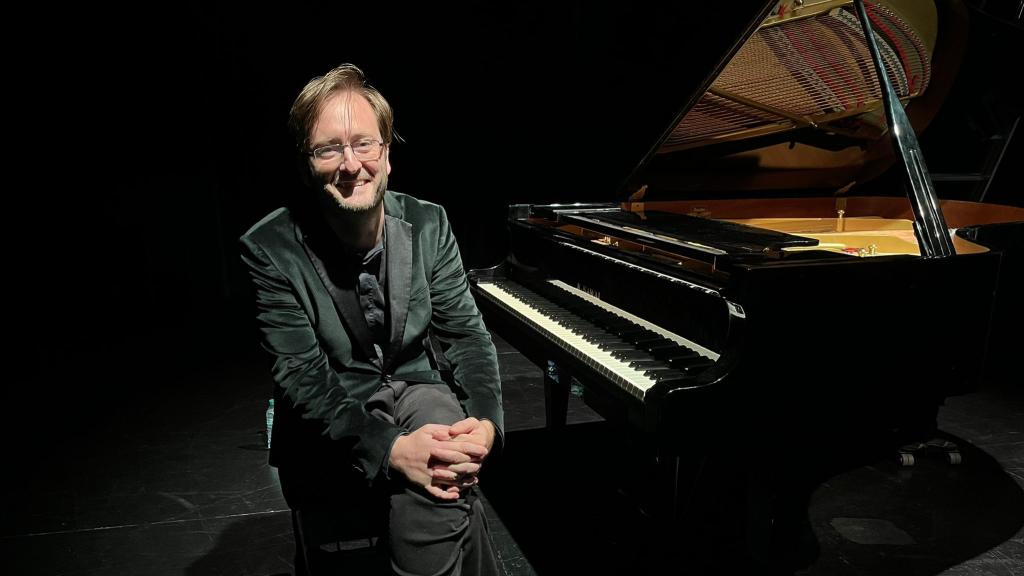 Manuel López Blanco junto a un piano.