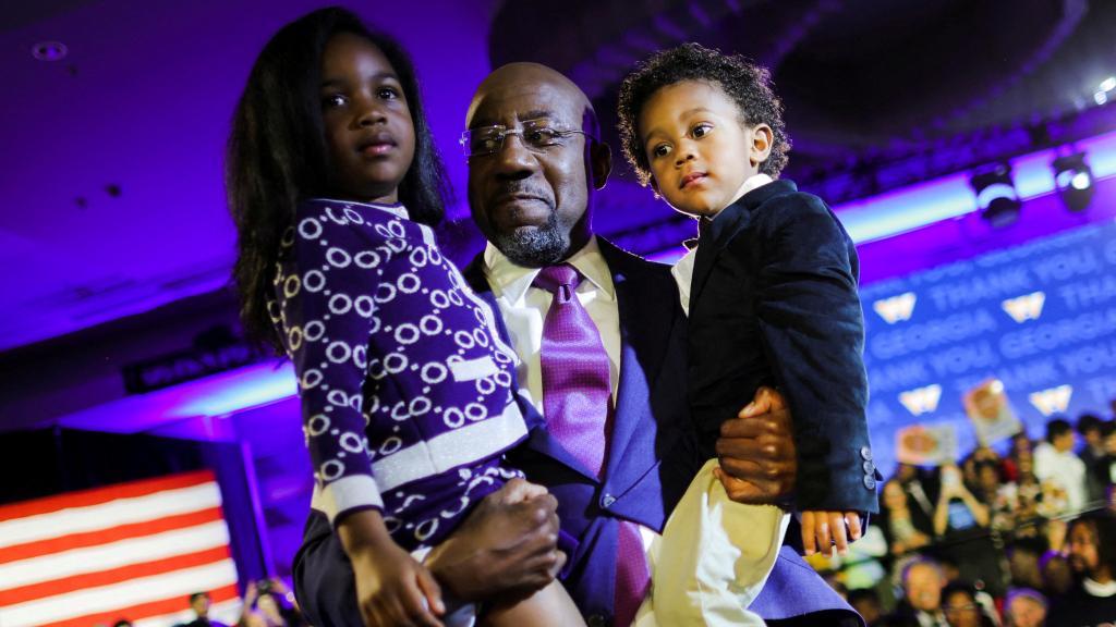 El senador Raphael Warnock con sus hijos Chloe y Caleb en un acto en Atlanta, Georgia.