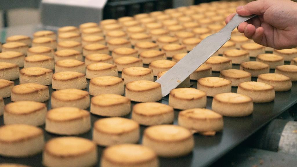 Mantecados de Estepa durante su proceso de elaboración en una fábrica sevillana.