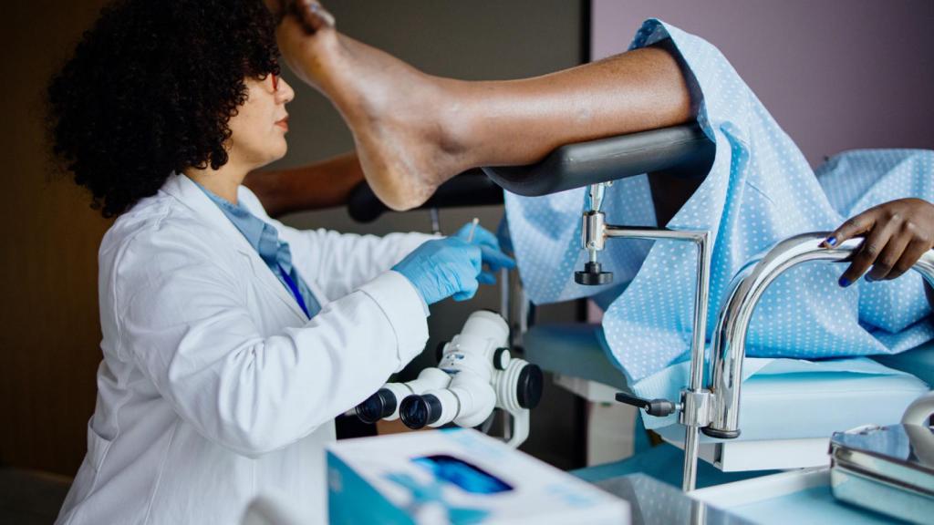 Una mujer en la consulta de la ginecóloga sometiéndose a una prueba de cribado.