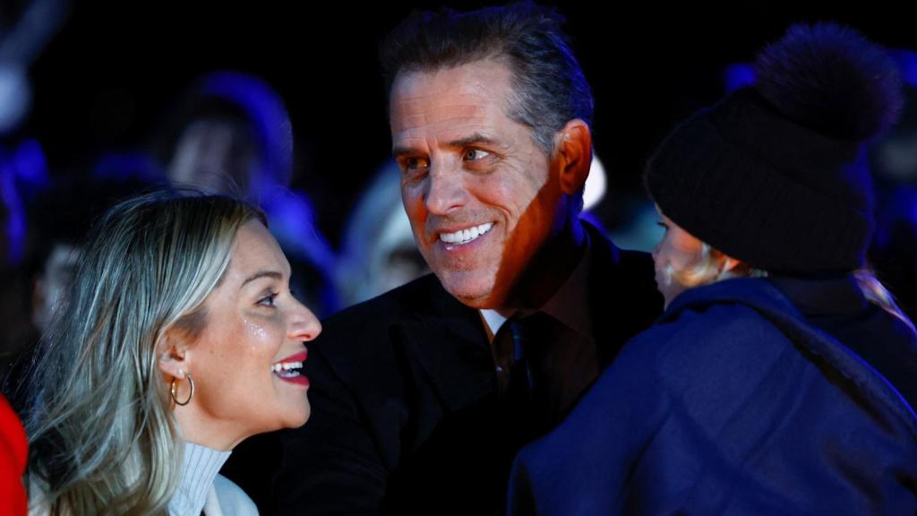 Hunter Biden con su mujer y su hijo durante el encendido del árbol de Navidad en la Casa Blanca.