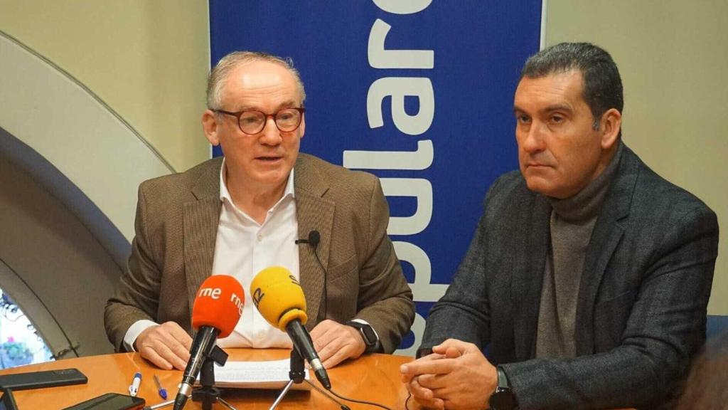 El candidato a la Alcaldía, Miguel Lorenzo, a la izquierda.