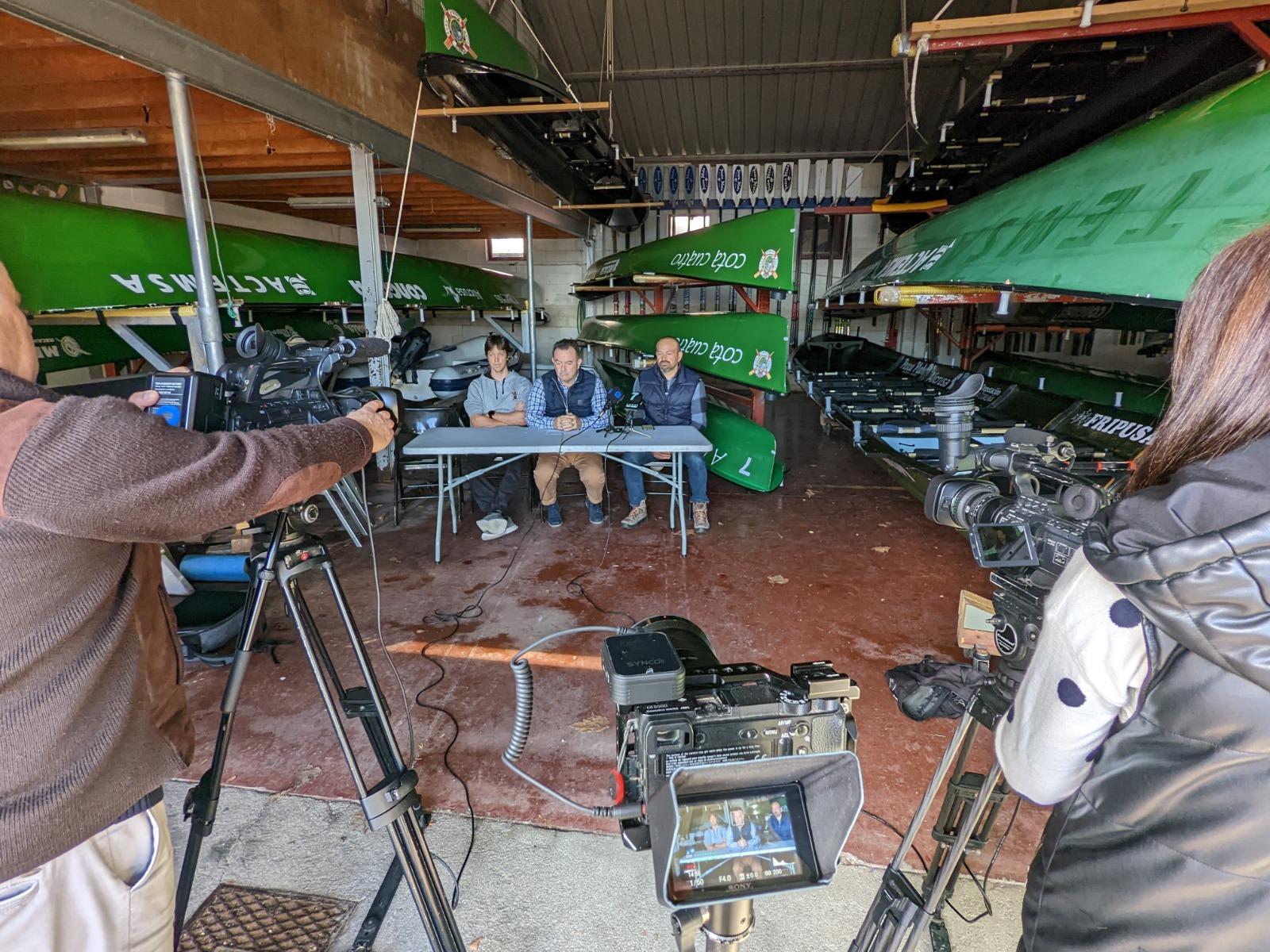 La junta directiva del Club Remo Puebla en rueda de prensa