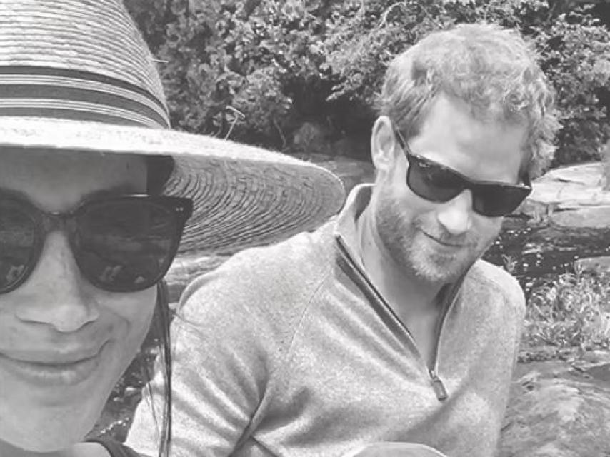 Meghan Markle y Harry de Inglaterra en una fotografía mostrada en la serie documental.