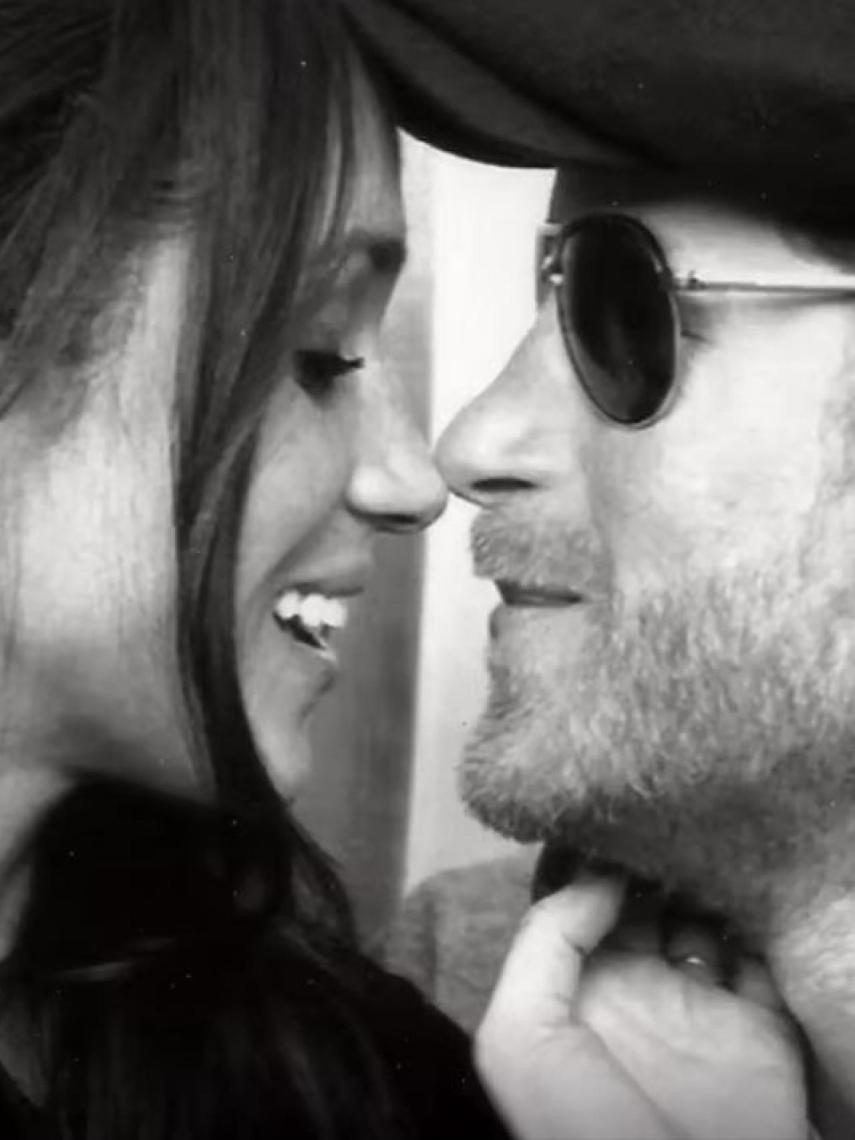 Otra imagen inédita del matrimonio, mirándose enamorado.