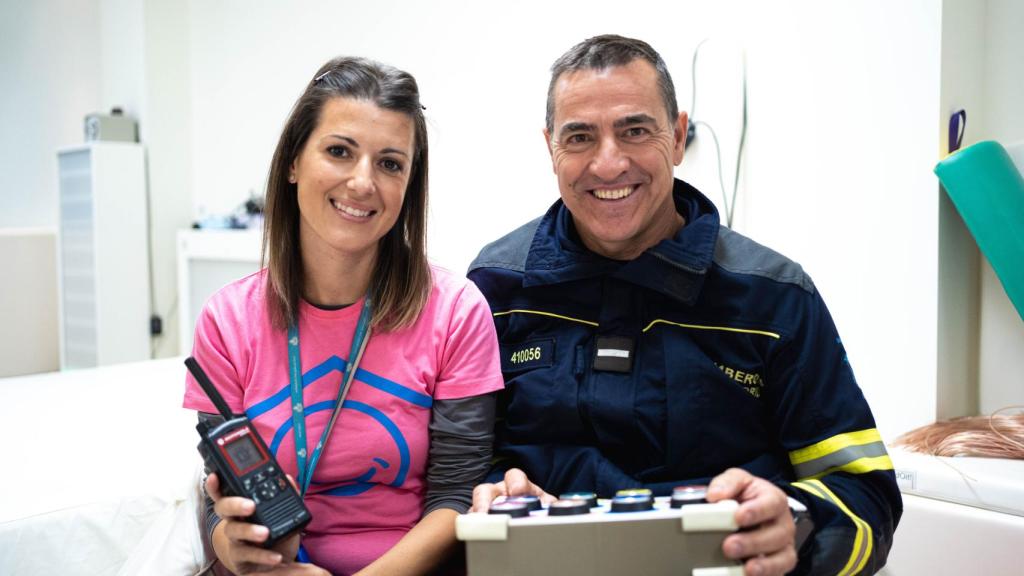 Raquel, directora del CEE, y Fernando, bombero, representando la unión para el proyecto.
