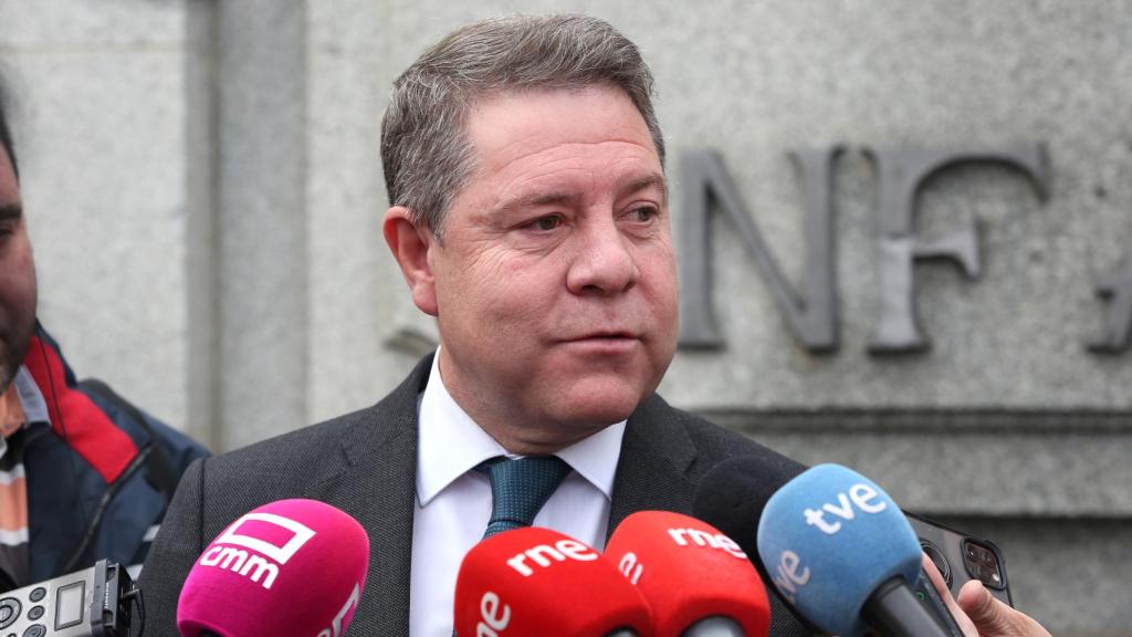 García-Page atendiendo a los medios de comunicación este jueves.