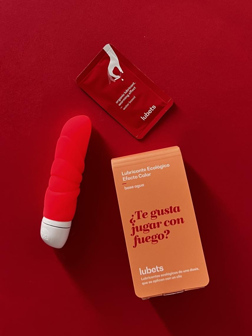 Un vibrador junto a un sobre de Lubets comerciado en varios países del mundo.