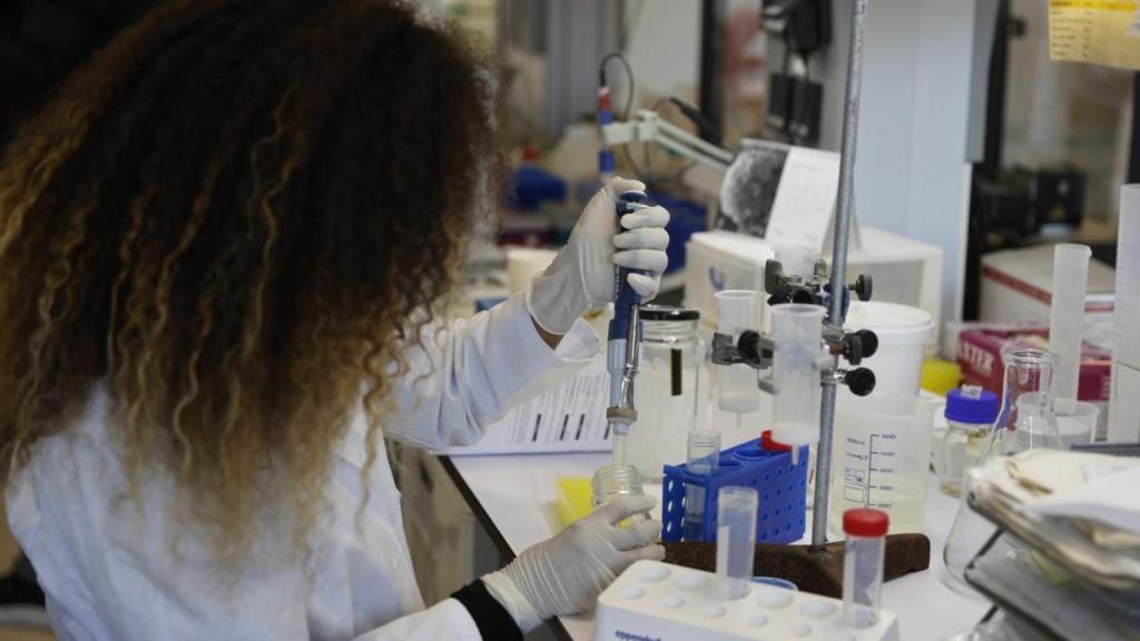 Una investigadora en un laboratorio, en imagen de archivo.