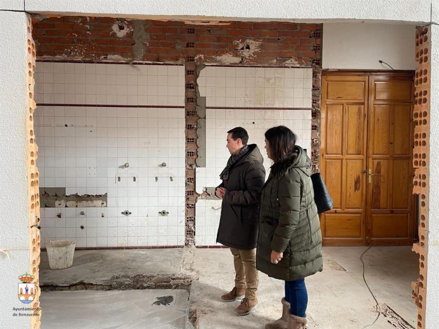 El alcalde de Benavente, Luciano Huerga, visita las obras de la Casa de Cultura 'La Encomienda'