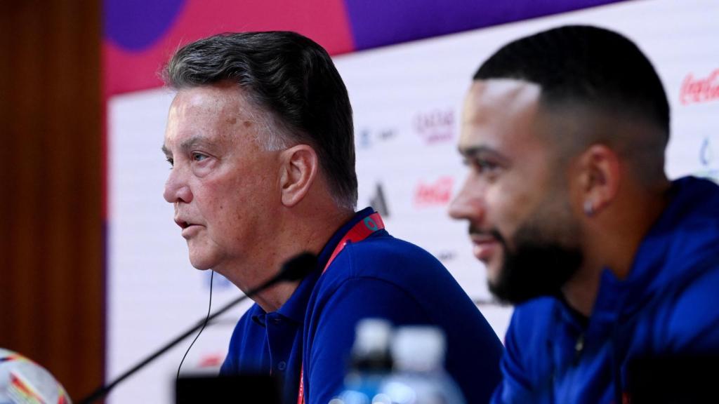 Van Gaal, durante la rueda de prensa con Depay.