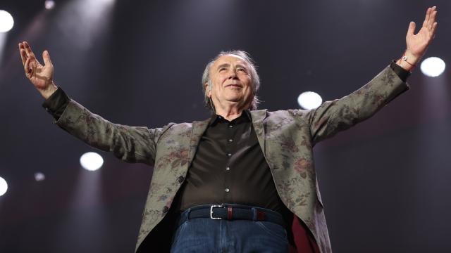 Joan Manuel Serrat durante el concierto en el WiZink Center de Madrid. Foto: Kiko Huesca / EFE