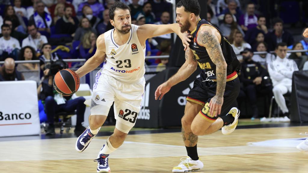 Llull contra Mike James en un duelo del partido.