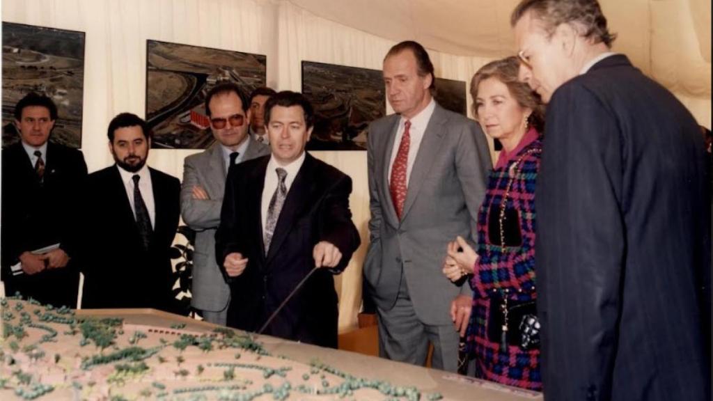 Un joven Felipe Romera explicando el proyecto a Don Juan Carlos y doña Sofía junto a Manuel Chaves y Pedro Aparicio.
