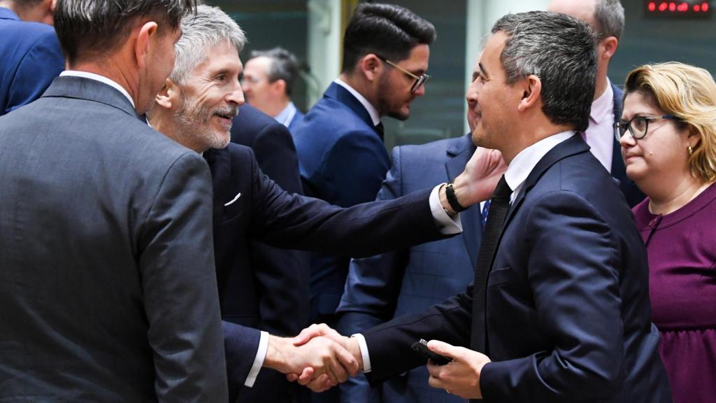 El ministro del Interior, Fernando Grande-Marlaska, saluda a su homólogo francés durante la reunión de este jueves en Bruselas