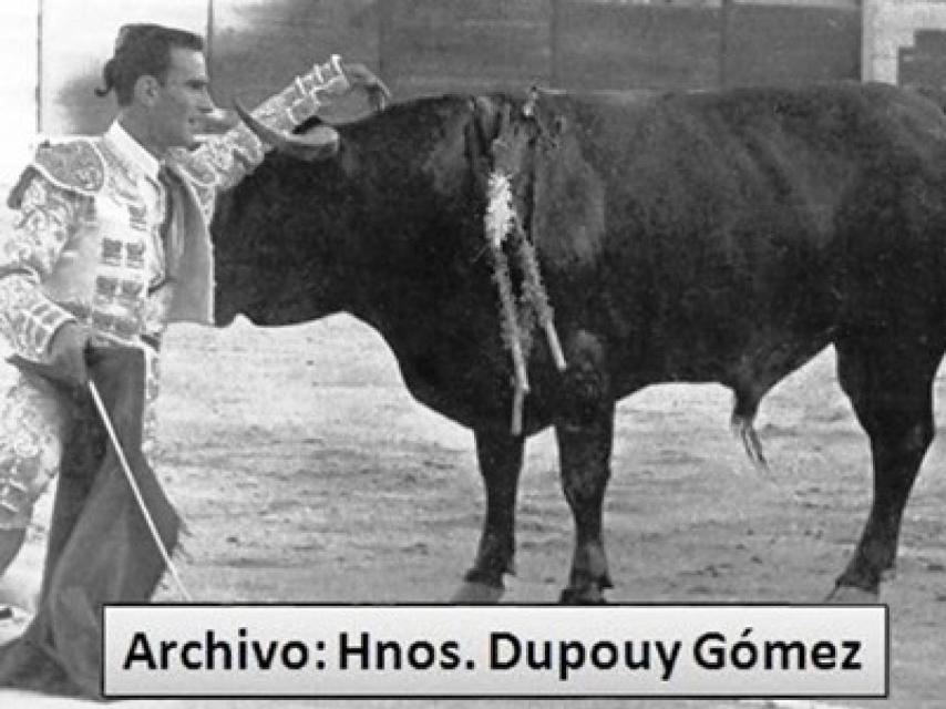 Carlos Arruza adornándose con el célebre desplante del “teléfono” tras una faena