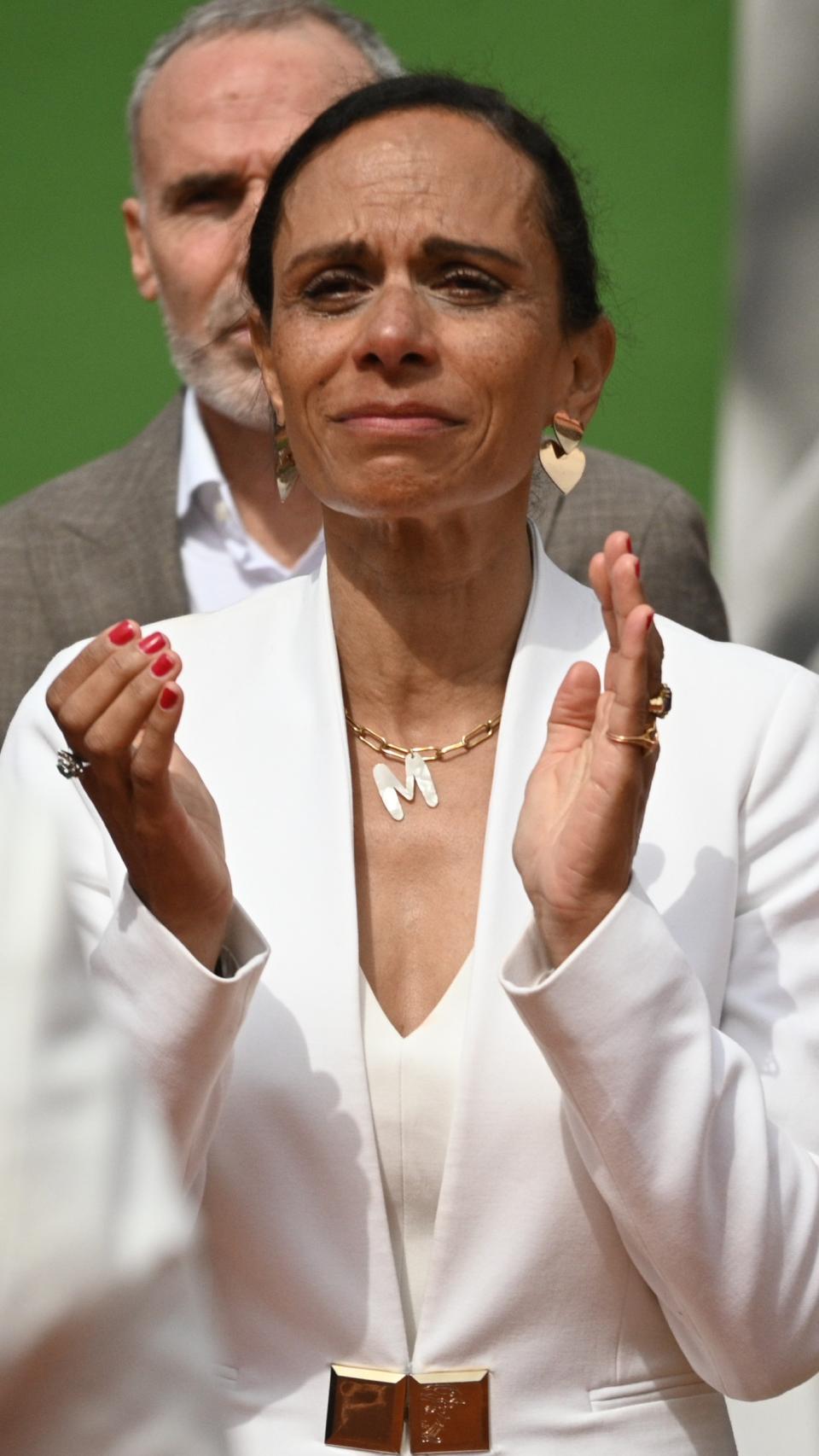 Claudia Rodríguez junto a Bárbara, una de las hijas de Manolo, en un homenaje al tenista en Marbella.