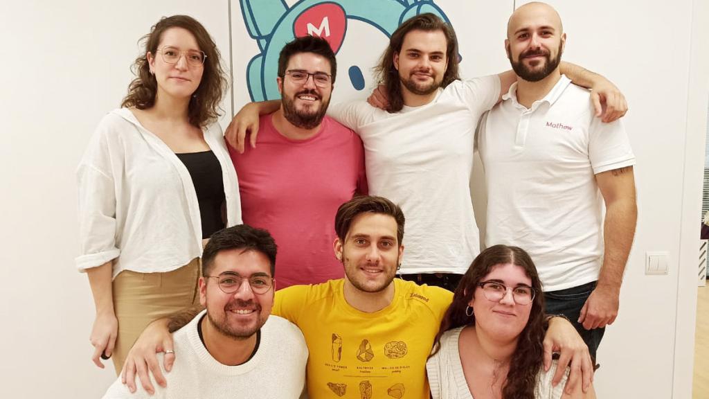 Equipo humano de Adaptical. Al fondo, imagen de Mathew.