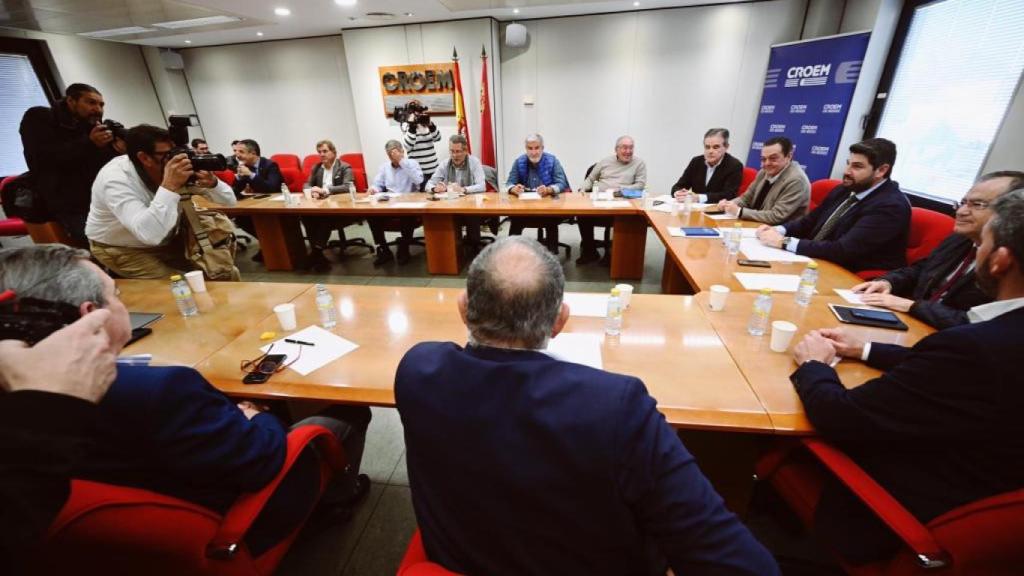 El presidente de la Región de Murcia, Fernando López Miras, este miércoles, en la Mesa del Agua celebrada en la sede de la patronal Croem.