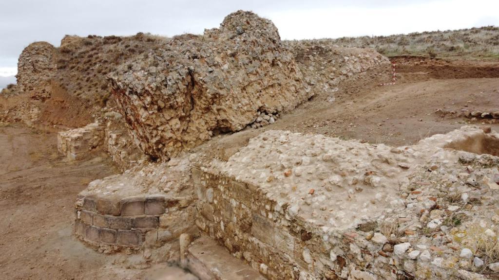 Torre número 6, derribada con explosivos en el siglo XIX. Los sillares de la base se han reintegrado.