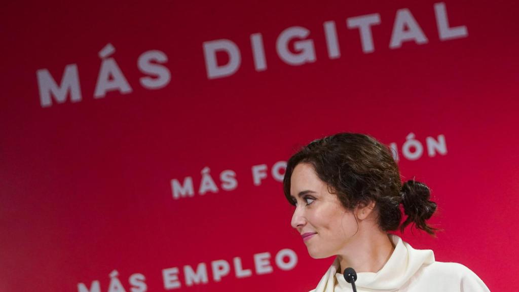 Ayuso durante su visita este viernes a n la visita a la nueva oficina de empleo de Vallecas-Santa Eugenia .