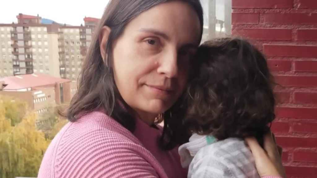 A la izquierda, Susana con su hijo. A la derecha, Alatzne y su hija.