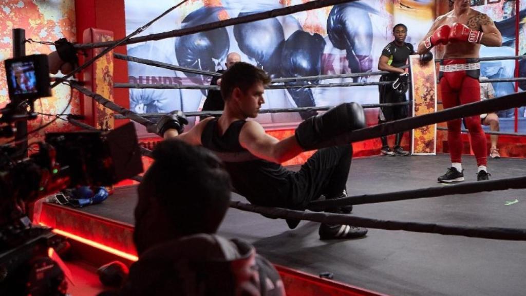 Miguel Bernardeau, en las cuerdas del ring, durante el rodaje de la serie.