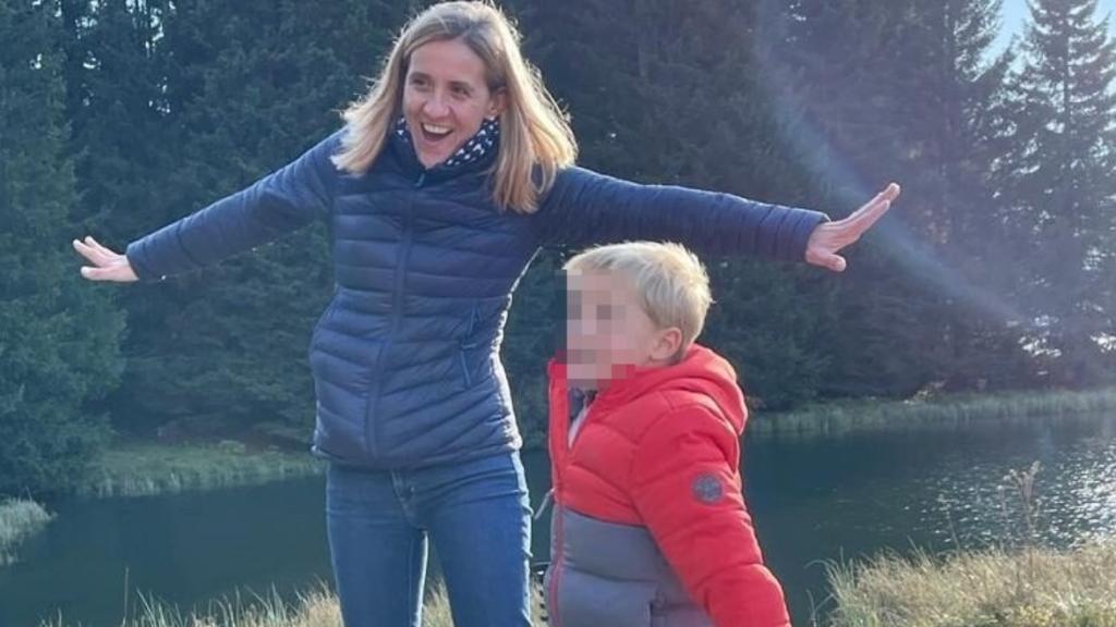 Susana junto a su hijo de cinco años.