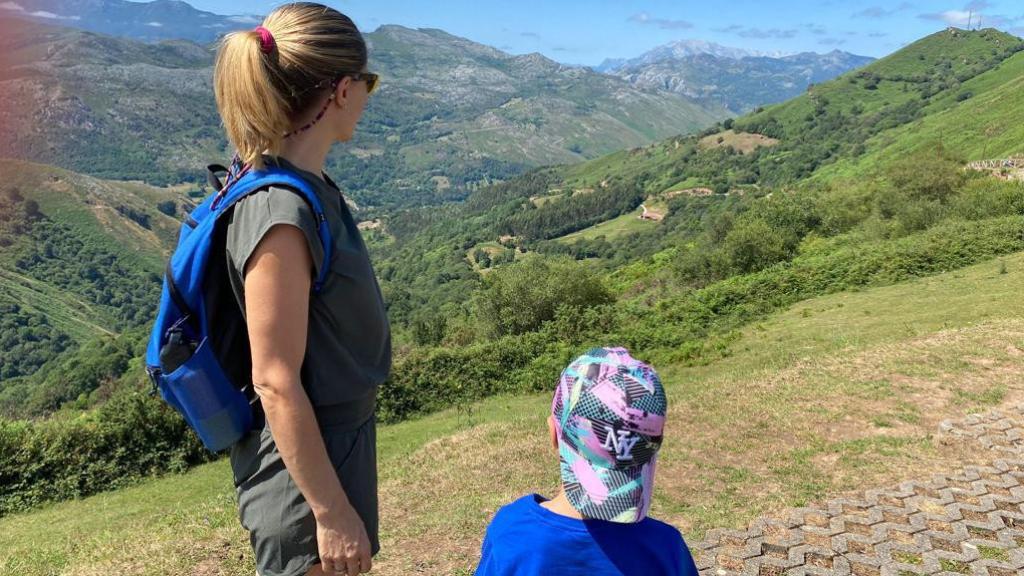 Susana junto a su hijo de cinco años.