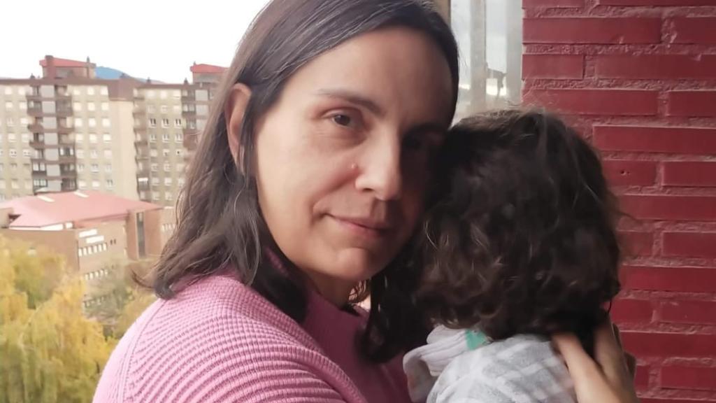 Alazne junto a su hija de dos años y medio.