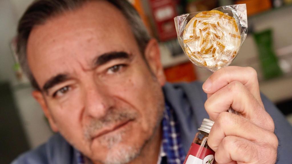 Alberto Pérez sostiene una piruleta de gusanos