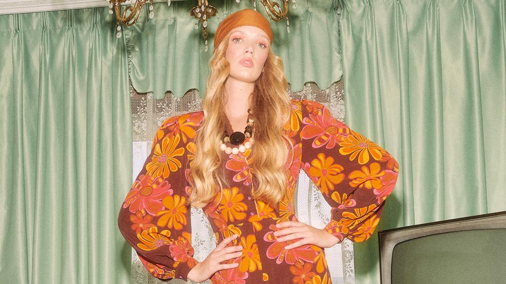 Una modelo luciendo un colorido vestido de Celia B.