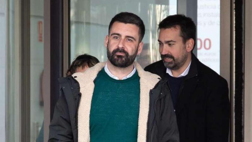 El concejal de Compromís acusado, Pere Fuset, sale del juzgado.