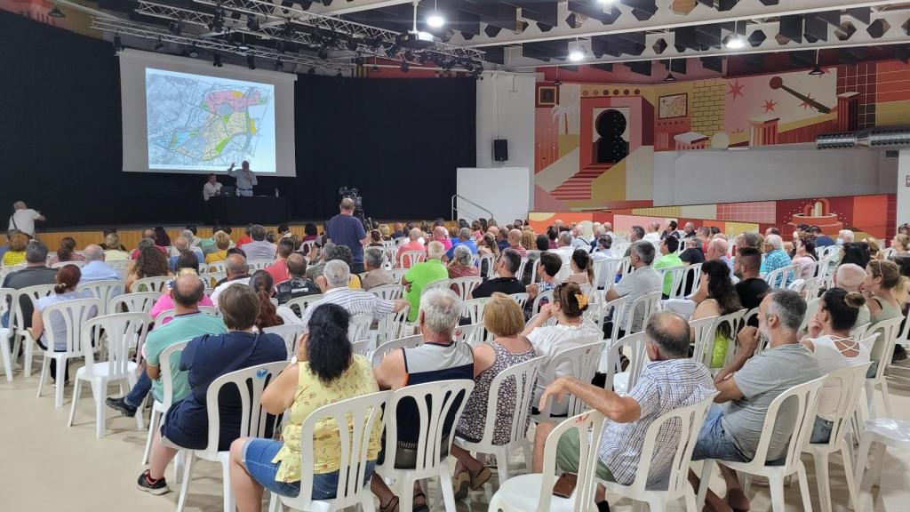 Una reunión con los vecinos de Alhaurín de la Torre para explicar el proyecto.