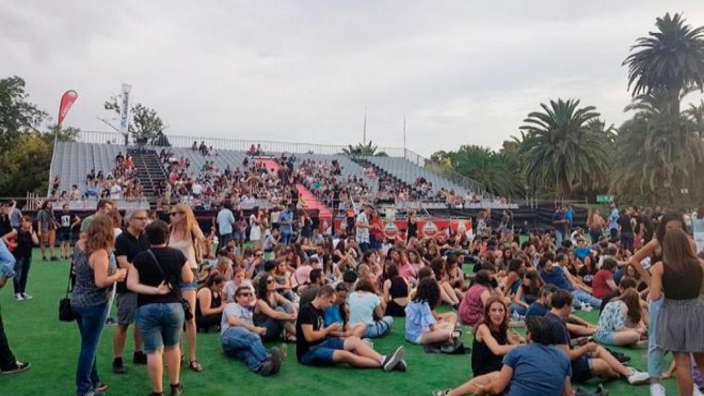 El público, ajeno al accidente mortal, asiste a los conciertos de 2017.