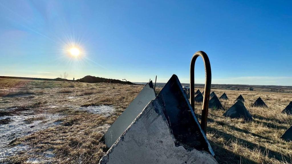 Dientes de dragón instalados como parte de la línea defensiva de Rusia.