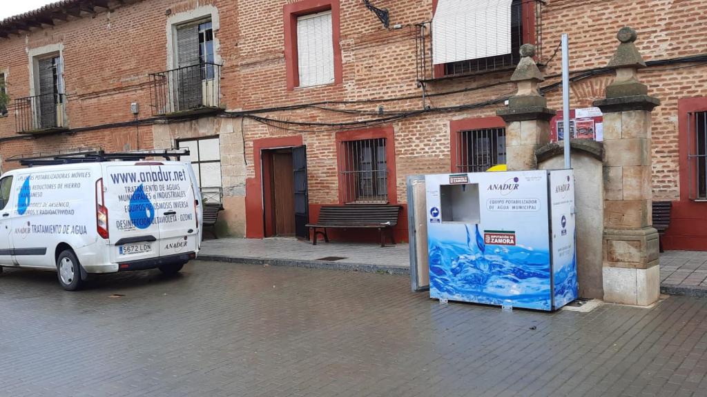 Imagen de la potabilizadora portátil instalada en Toro por la contaminación de arsénico en el agua.