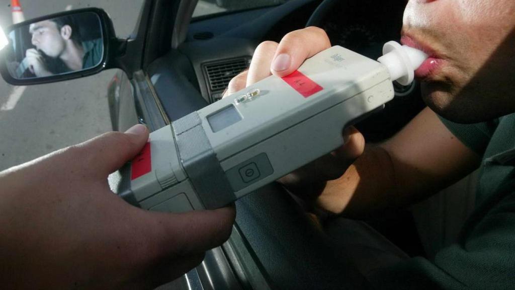Una persona realizando un control de alcholemia.