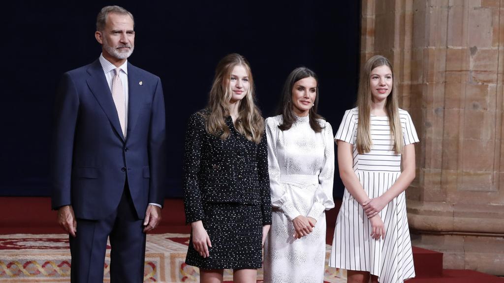 Los reyes de España, Felipe VI y Letizia, junto a sus hijas, Leonor y Sofía, en los Premios Princesa de Asturias, el pasado mes de octubre.