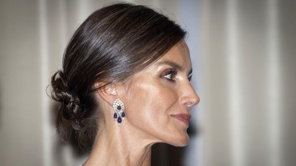 La reina Letizia es una enamorada de los moños bajos.