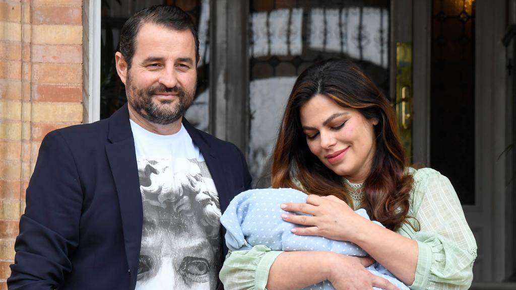 Marisa Jara y su pareja, Miguel Almansa, en la presentación de su hijo, Tomás, en abril de 2022.