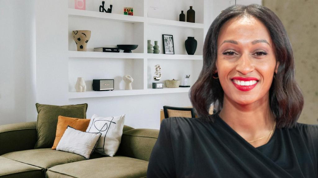 Ana Peleteiro junto a su nueva casa, en un montaje de JALEOS.