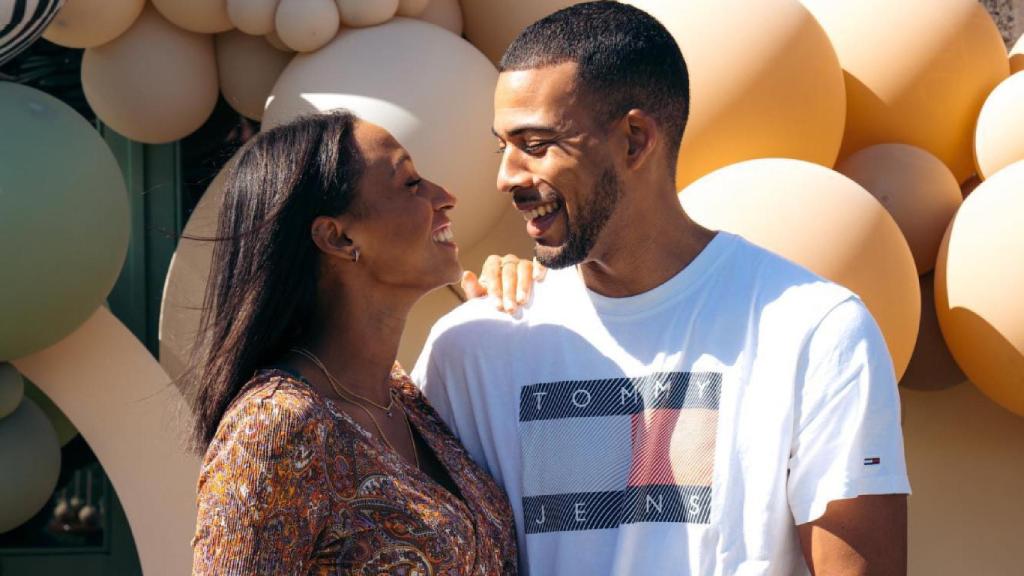 Ana Peleteiro y su futuro marido, Benjamin Campaoré, en el 'baby shower' de su hija.