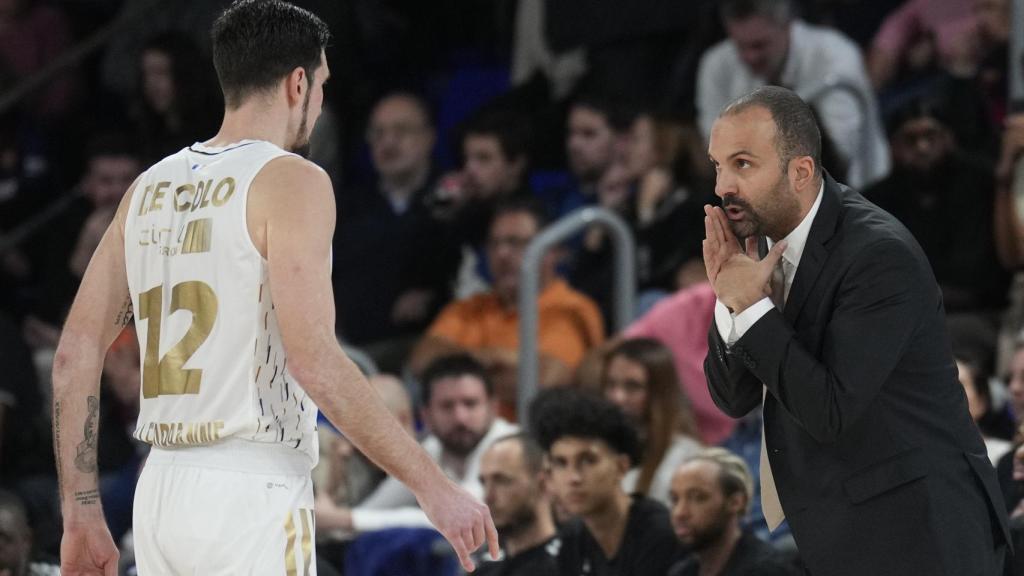 Nando de Colo junto a TJ Parker en un partido del Asvel Villerbaune de Euroliga