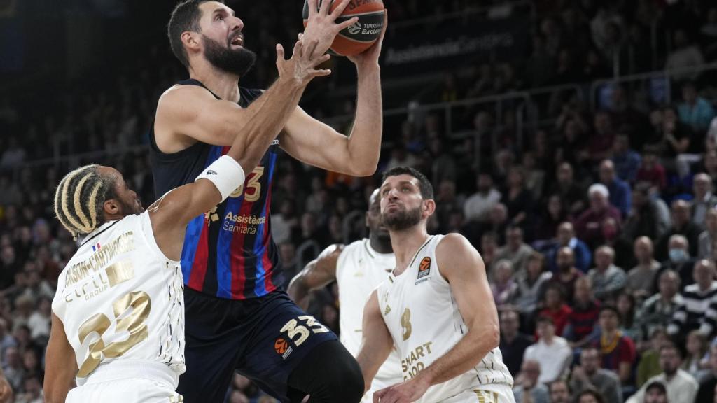 Nikola Mirotic intenta un ataque contra el Asvel Villeurbanne