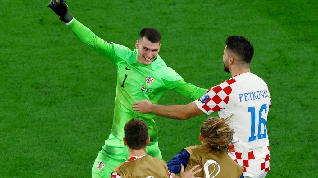 Livakovic celebra el pase ante Brasil.
