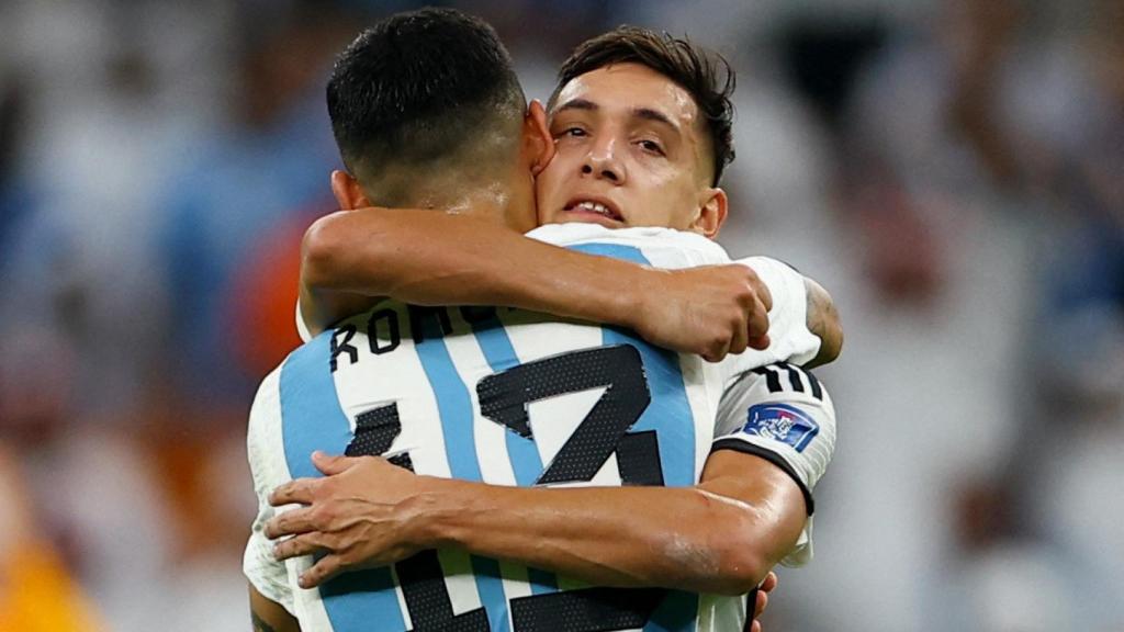 Abrazo de Nahuel Molina y de Paul