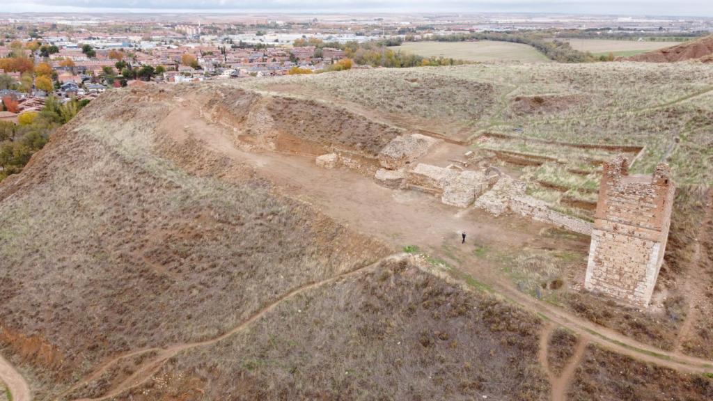 Vista general de la fortaleza de Alcalá la Vieja, con el barrio del Val al fondo. Foto: Miguel Ángel López Marcos