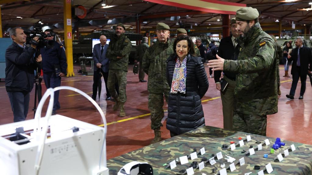 La ministra de Defensa, Margarita Robles, visita el Parque y Centro de Mantenimiento de Sistemas Acorazados del distrito madrileño de Villaverde